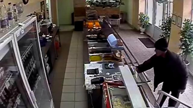 Мужчина украл банку с пожертвованиями больным детям смотреть онлайн