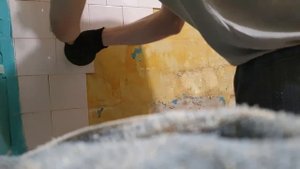 Лайфхак при ремонте советских квартир,удаление плитки со стены бесшумный метод удаления плитки.