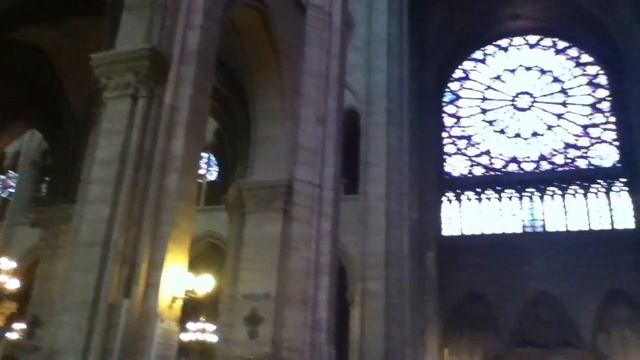 Париж, Майские каникулы. Знаменитый ветраж с розами внутри Нотр-Дам де Пари смотреть онлайн