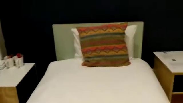 Acomodação superior no Mojo Hotel смотреть онлайн