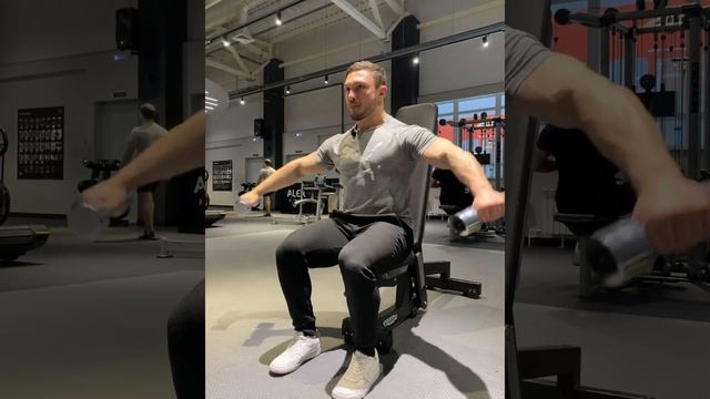 Отведения плеча в сторону с гантелями сидя