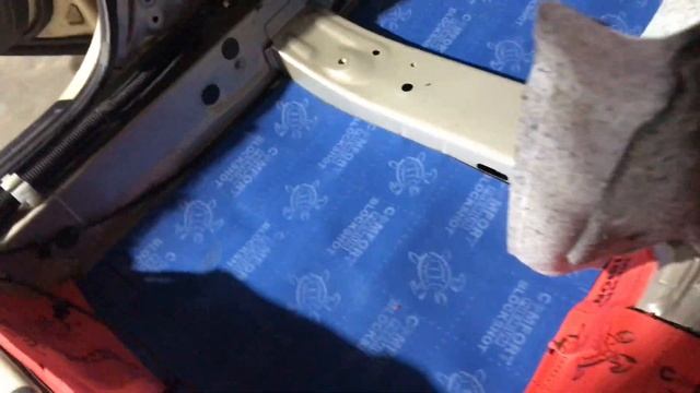 Вибро шумоизоляция пола автомобиля Toyota Camry, в работе использованы шви материалы Комфортмат