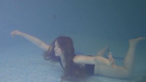 Девушка в бассейне