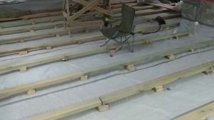 Дощатый пол по плитам перекрытия / #1 / Установка лаг и утепление / В доме, который построил