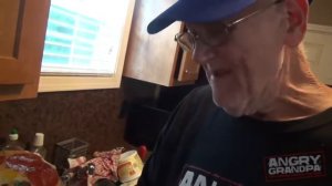 ЗЛОЙ ДЕД ПРОБУЕТ НОВУЮ КРЕНДИКОВУЮ ПИЦЦУ!