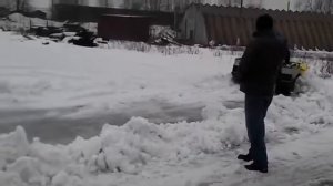 Вездеход Пелец 300 чистит снег