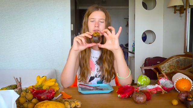 100 СЛОЕВ ФРУКТОВ CHALLENGE: ПРОБУЕМ ЭКЗОТИЧЕСКИЕ ФРУКТЫ ТАЙЛАНДА папайя маракуйя манго смотреть онлайн