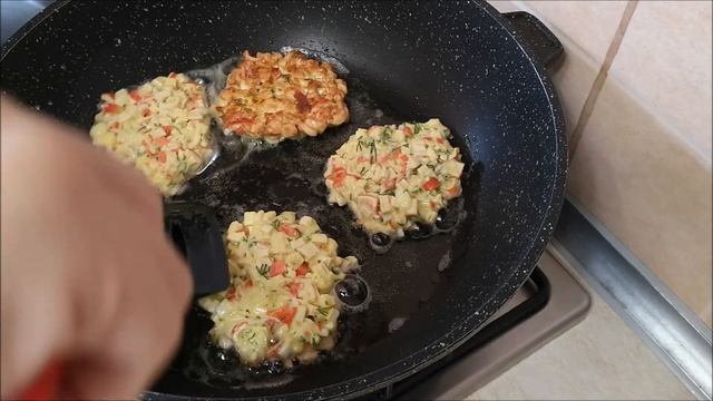 Жареные котлеты (оладьи) из КРАБОВЫХ ПАЛОЧЕК. Быстро и Вкусно! ЕШЬ И НЕ МОЖЕШЬ ОСТАНОВИТЬСЯ! смотреть онлайн