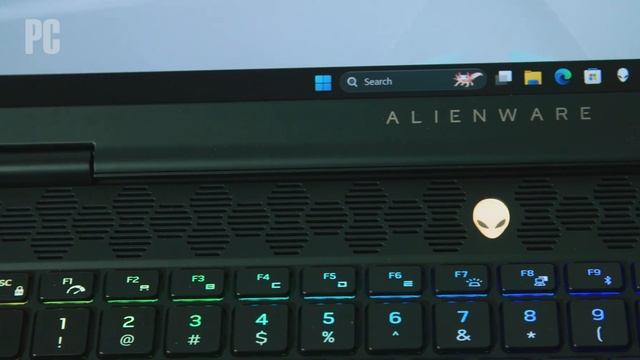 CES 2024 Hands On: Alienware's 16-Inch m16 R2 Gaming Laptop Goes Compact With Intel Core Ultra CPUs смотреть онлайн