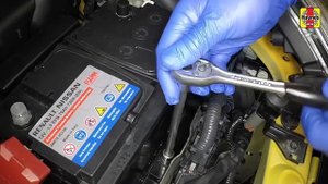 Nissan Juke (2010 - 2017) - Replace the battery