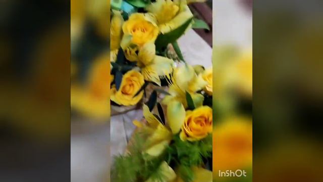 yellow alstroemeria and baby roses with chocolates... how making with plat wooden round stands. смотреть онлайн