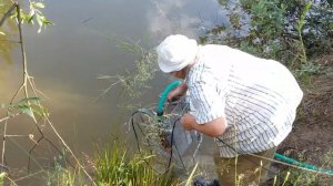 Бабушка и водопровод из насоса "Ручеек"