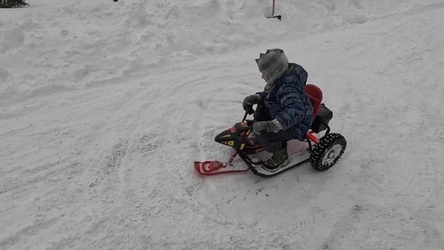 СЫНОВЬЯ ДРИФТУЮТ НА САМОДЕЛЬНОМ ЭЛЕКТРО-СНЕГОКАТЕ. Такого вы ещё не видели! смотреть онлайн