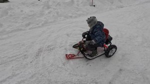СЫНОВЬЯ ДРИФТУЮТ НА САМОДЕЛЬНОМ ЭЛЕКТРО-СНЕГОКАТЕ. Такого вы ещё не видели!
