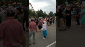 Костанай , лето 19 го ！Танцы и пляски.#костанай#парк#танцплощадка