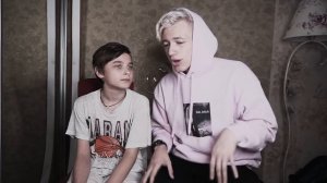 УЧУ МЛАДШЕГО БРАТА ЦЕЛОВАТЬСЯ !