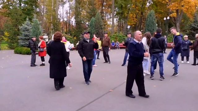 ТЫ МОЙ БУКЕТ РЯБИНЫ! ТАНЦЫ В ПАРКЕ ГОРЬКОГО ХАРЬКОВ СЧАСТЛИВЫЕ ДНИ.mp4 смотреть онлайн