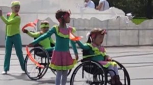 Не смог пройти мимо... Дети на колясках танцуют. Charity children. Children with disabilities dance