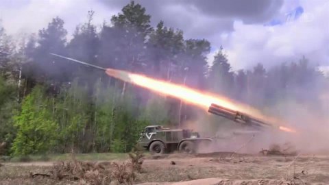 Российские боевые расчеты уничтожают вооружение противника установками "Ураган"
