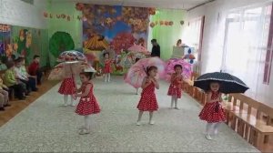 Танец с зонтиками