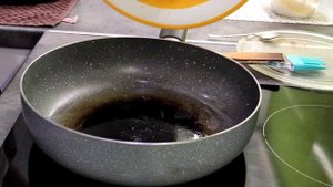 Пицца из слоёного теста . . Домашняя пицца в духовке . Пицца на сковороде .