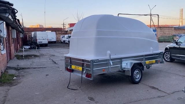 Легковой прицеп ЛАВ 81012А с высоким бортом и пластиковой крышкой смотреть онлайн