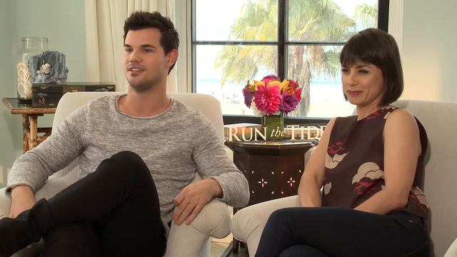 Let's Go DFW! - Run the Tide interview with Taylor Lautner and Constance Zimmer смотреть онлайн
