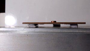 Плавное перемещение и левитация между цветными металлами