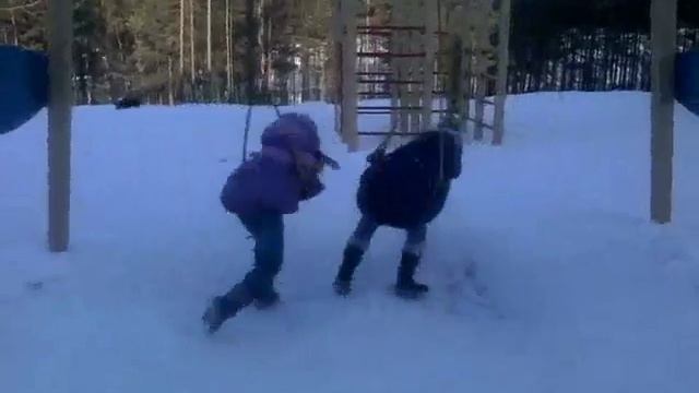 Челенчь крутемся на качелях