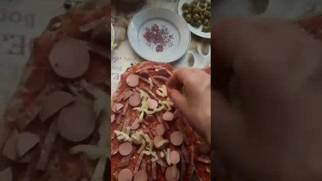 Пицца без замеса теста.(из лаваша Матнакаш)
