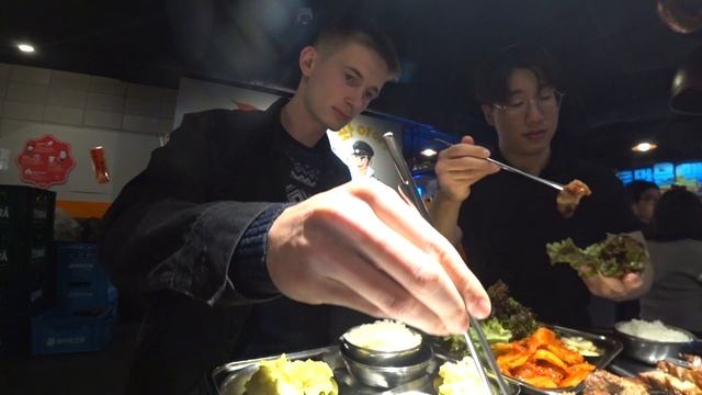 Как правильно кушать Корейскую Еду.Кушаю Самгёпсаль вместе с Корейцем смотреть онлайн