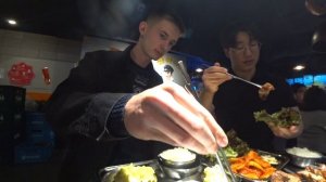 Как правильно кушать Корейскую Еду.Кушаю Самгёпсаль вместе с Корейцем