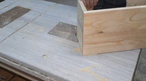 Подставка с мисками для собак.