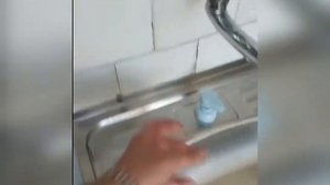 Полезный Лайфхак как закрыть отверстие в раковине для смесителя Используй жидкое мыло заделай дырку
