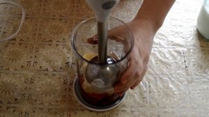 Коктейль молочный с бананом и клубникой в блендере