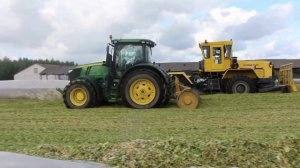 Трактор John Deere с трамбовщиком силосно-сенажной массы от белорусского производителя.