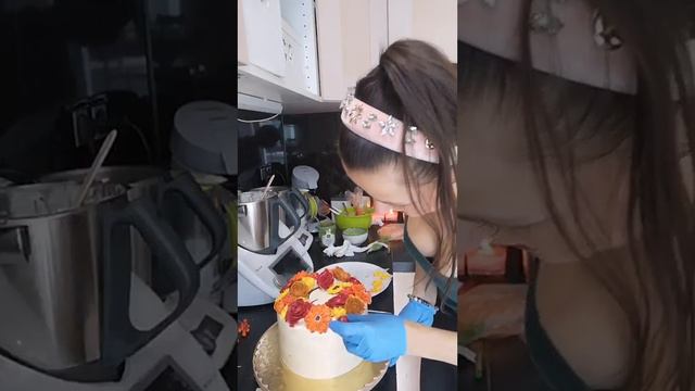 ThermoAnkaa | Dekoracja tortu kwiatami plus niespodzianka 😁😍