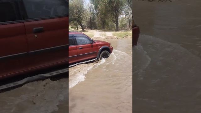 Volkswagen Vento v/s Mitsubishi Montero Sport проходимости двух машин смотрим смотреть онлайн