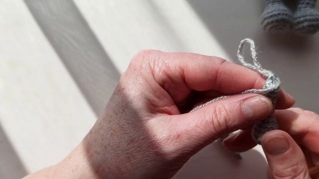 Как связать маленького зайку. Зайка Кнопа. Часть 2 смотреть онлайн