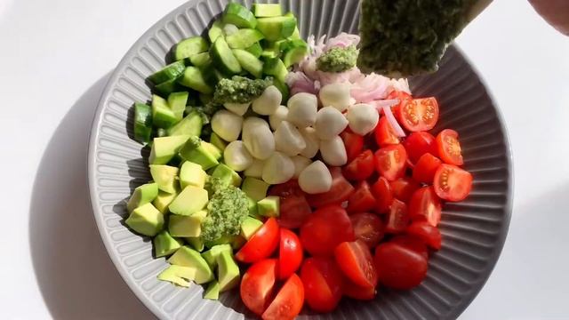 Рецепт. Салат с мацареллой и соусом песто смотреть онлайн