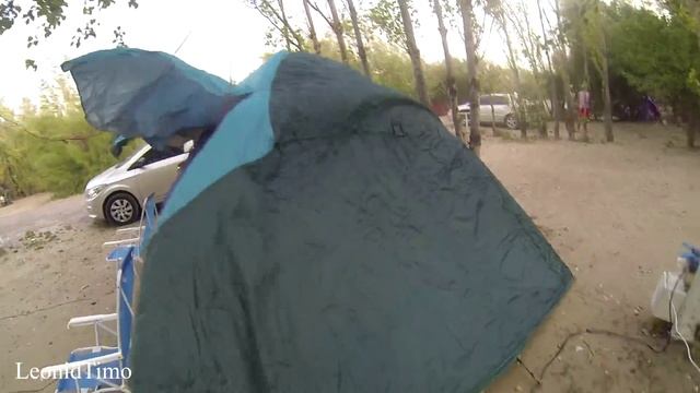 Подготовка палатки к грозе в кемпинге смотреть онлайн