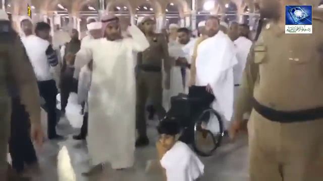 Мальчик без ног целует Чёрный Камень КААБЫ ДО СЛЁЗ ! смотреть онлайн