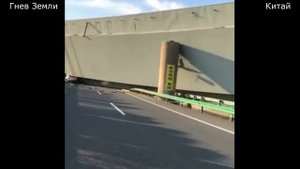 Обрушение моста в Китае! В Хубэй посреди дня рухнул огромный автомобильный мост.