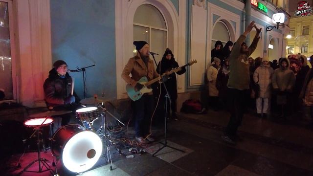 Нестареющий зарубежный хит Last Christmas в исполнении уличных музыкантов в морозном Питере смотреть онлайн