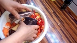 Головы сомов с овощами в духовке.