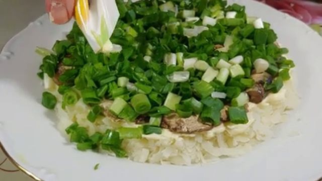ВСЁ ИЩУТ ЕГО НА СТОЛЕ. ПОТРЕСАЮЩЕ ВКУСНЫЙ САЛАТ "РЫБКИ В ПРУДУ"