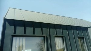 Фальцевая кровля на каркасном доме в стиле барнхаус. Партнеры Главлес. Руденко.