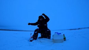 НА ОЗЕРО ВОЖЕ В ЯНВАРЕ. ГЛУХОЗИМЬЕ. ЧАСТЬ 2. ЖЕСТКО ПОПАДАЕМ В СЛУД. Проверяем жерлицы.mp4