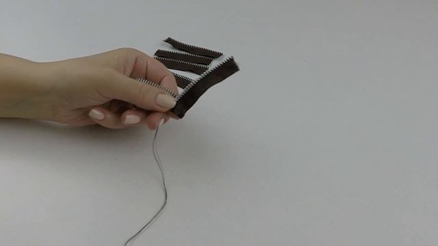 Цветок из молнии своими руками за 3 минуты.