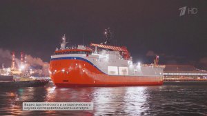 В свой первый рейс отправилась уникальная ледостойкая платформа "Северный полюс"